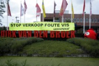 Greenpeace-actie bij Dirk van den Broek vanwege 'foute' vis - Greenpeace  Nederland - Greenpeace Nederland