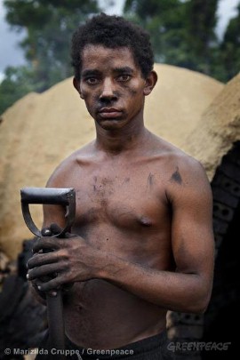 Arbeider in houtskoolkamp in Amazonegebied