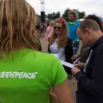 For the third year Greenpeace  promotes the Arctic campaign at Lowlands Festival with several entertaining activities. The visitors are invited to play the game with the crane and drilling platforms and volunteers give information about the campaign and ask people to sign the petition for protecting the Arctic.
Voor het derde jaar op rij promoot Greenpeace de Arctic campagne op Lowlands Festival met diverse activiteiten. Bezoekers worden uitgenodigd om het spel met de kraan en de mini platforms te spelen. Vrijwilligers geven informatie over de campagne en vragen mensen om de petitie voor behoud van de Noordpool te tekenen.