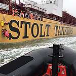 Greenpeace verhindert vrachtschip met foute palmolieproducten toegang tot haven Rotterdam