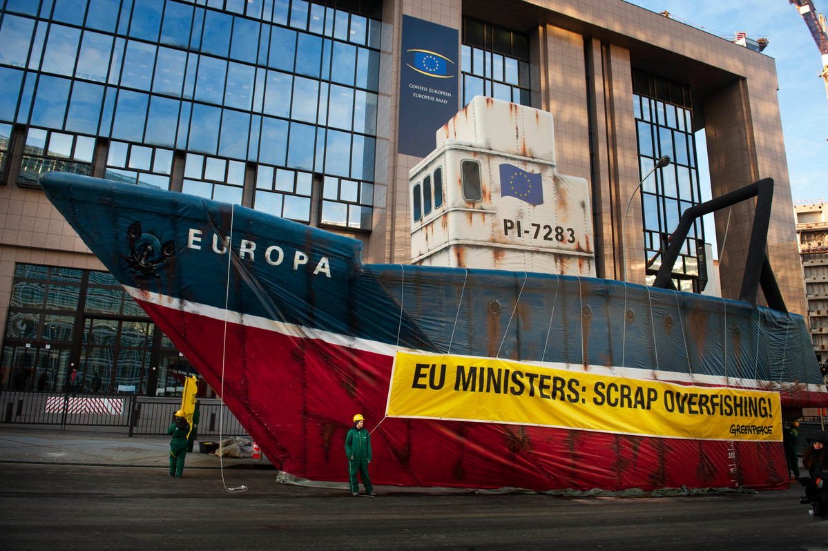 Scrap Overfishing Action in Brussels. © Eric De Mildt / Greenpeace