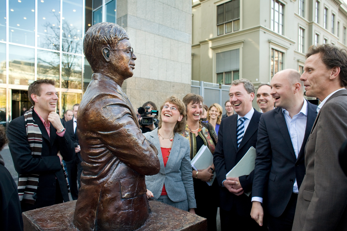 Unveiling statue of Prime Minister Balkenende. © Greenpeace / Joël van Houdt