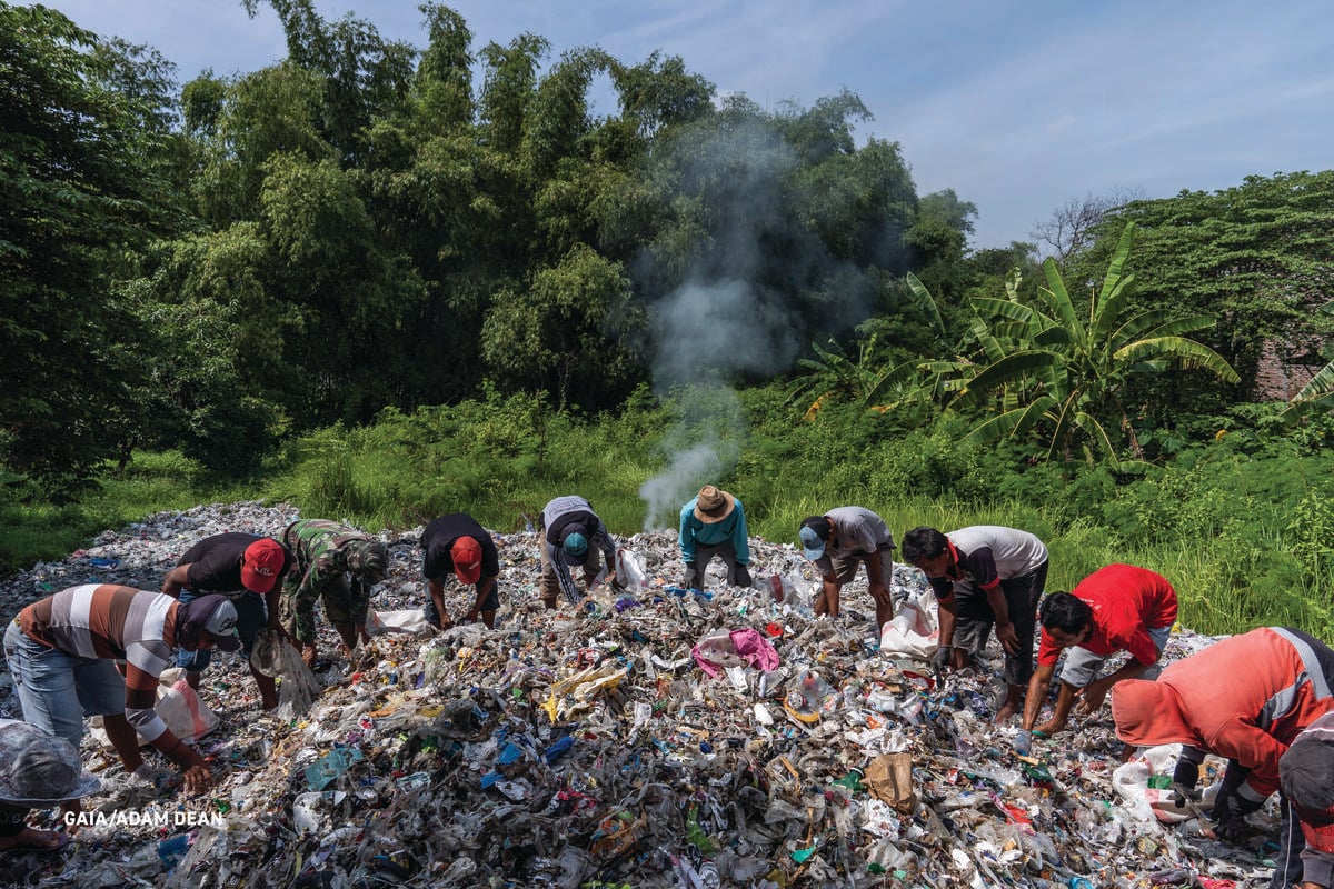 Villagers Pick through Discarded Imported Plastic in Surabaya, Indonesia. © GAIA/CC BY-NC-SA 4.0 / Adam Dean