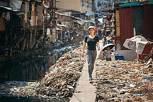 Victoria Koblenko Witnesses Plastic Pollution in Manila. © Jilson Tiu / Greenpeace