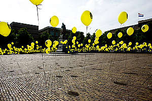 Balloons on the 'Plein' at The Hague. © Greenpeace / Bas Beentjes
