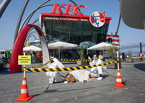 KFC 'Crime Scene' in Amsterdam © Greenpeace / Bas Beentjes