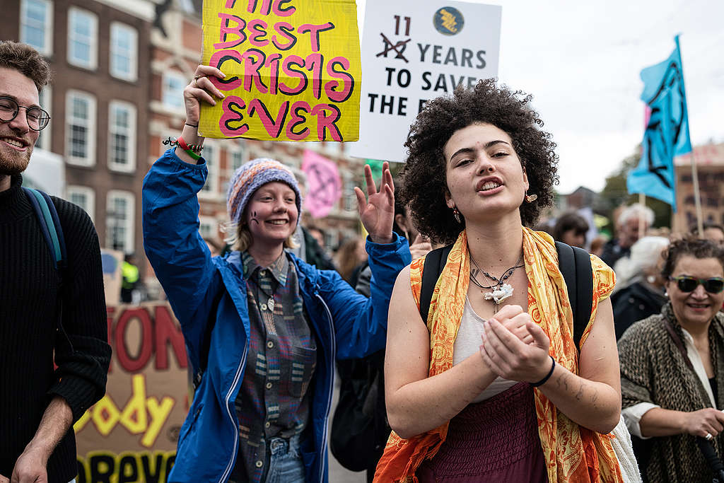 Duizenden mensen verzamelen zich in Den Haag om te protesteren tegen de problemen die de klimaatverandering teweeg brengt. 