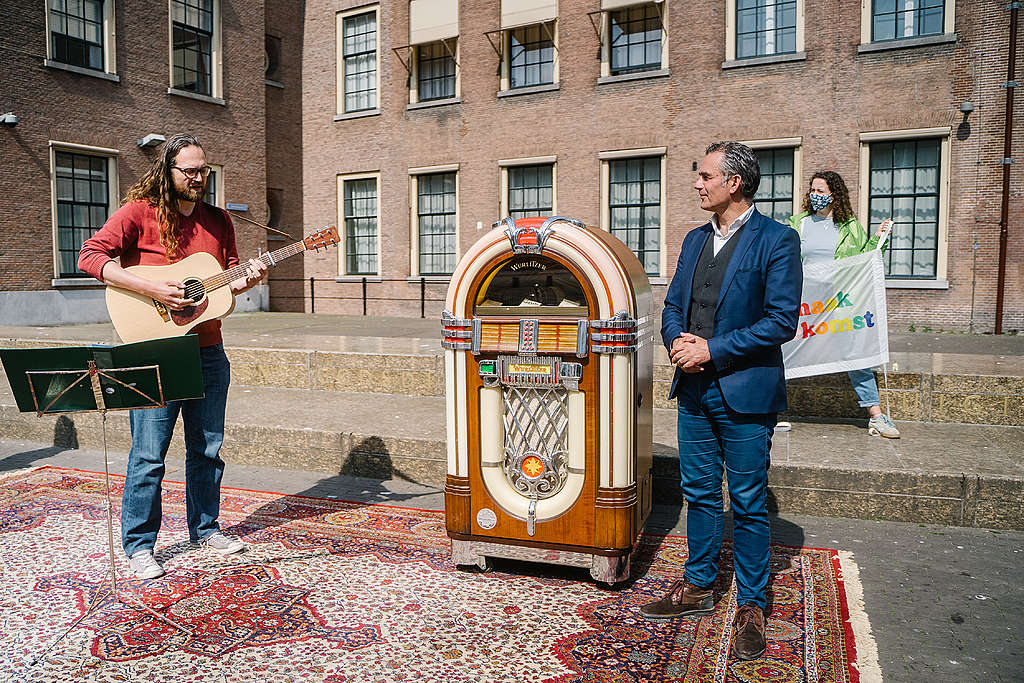 Tom van der Lee van GroenLinks en Florian Wolff bij de toekomstmuziek jokebox.