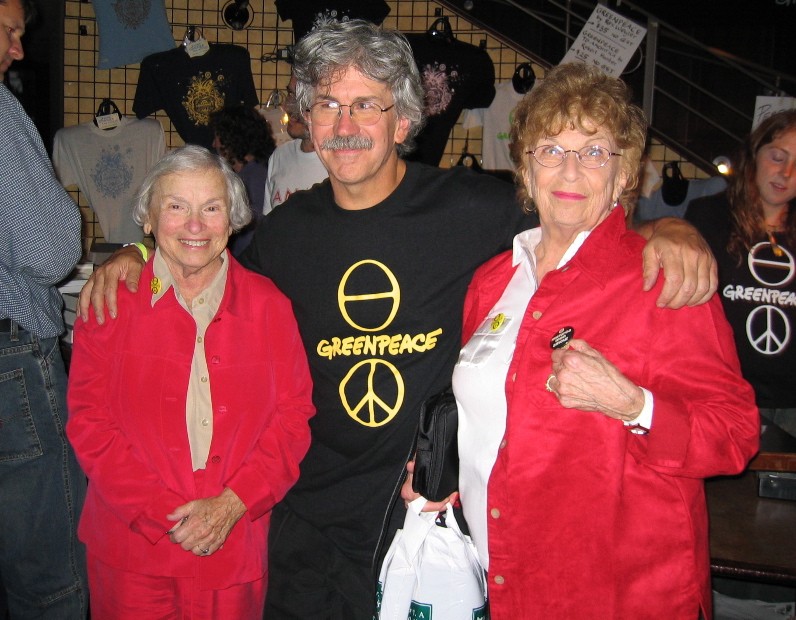 De vrouwen van Greenpeace: Dorothy Stowe en Dorothy Metcalfe.
