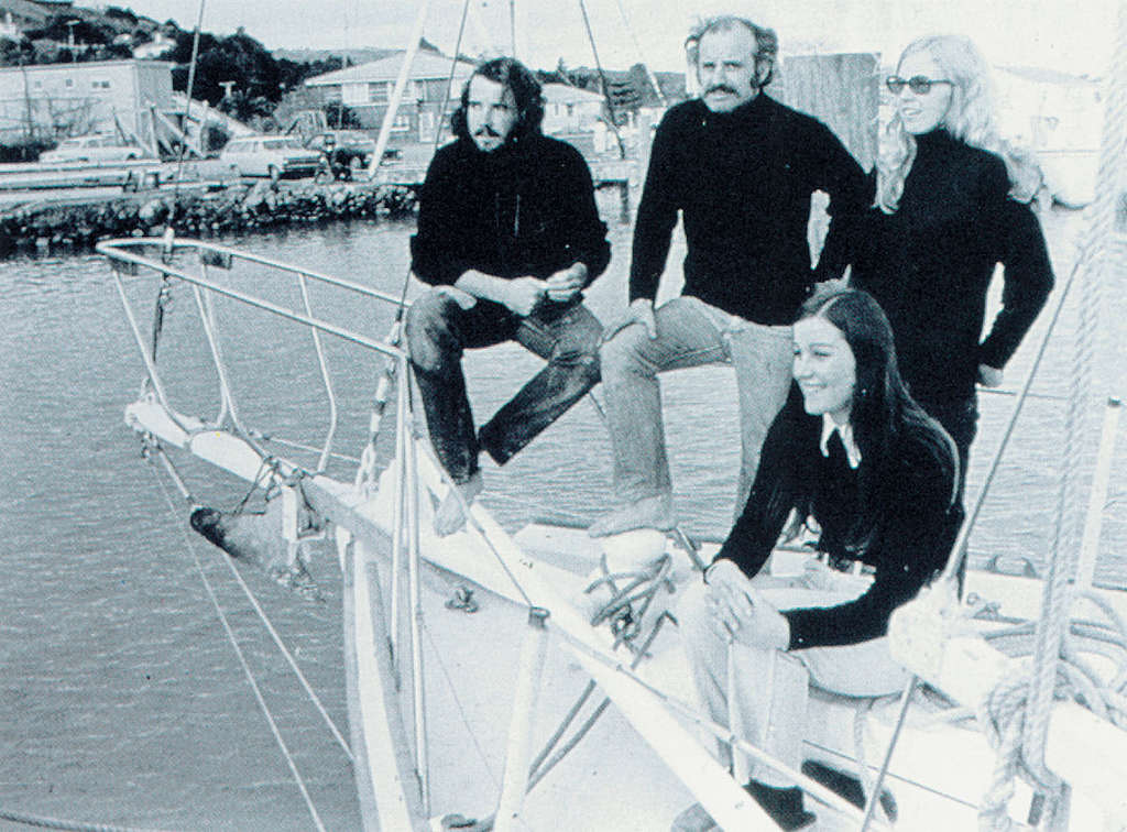 De vrouwen van Greenpeace: de crew van een protest in 1973. Mary Lornie (zittend), Ann-Marie Horne, David McTaggart, Nigel Ingram.