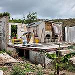 Foto beschadigd huis met stoelen in het midden