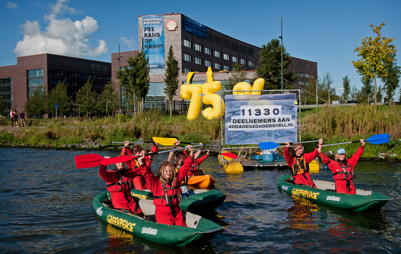 Protestactie met kano's bij Shell in Amsterdam
