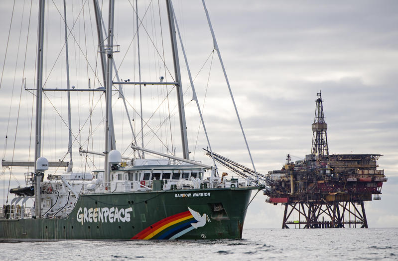 De Rainbow Warrior in actie bij een olieboorplatform van Shell.
