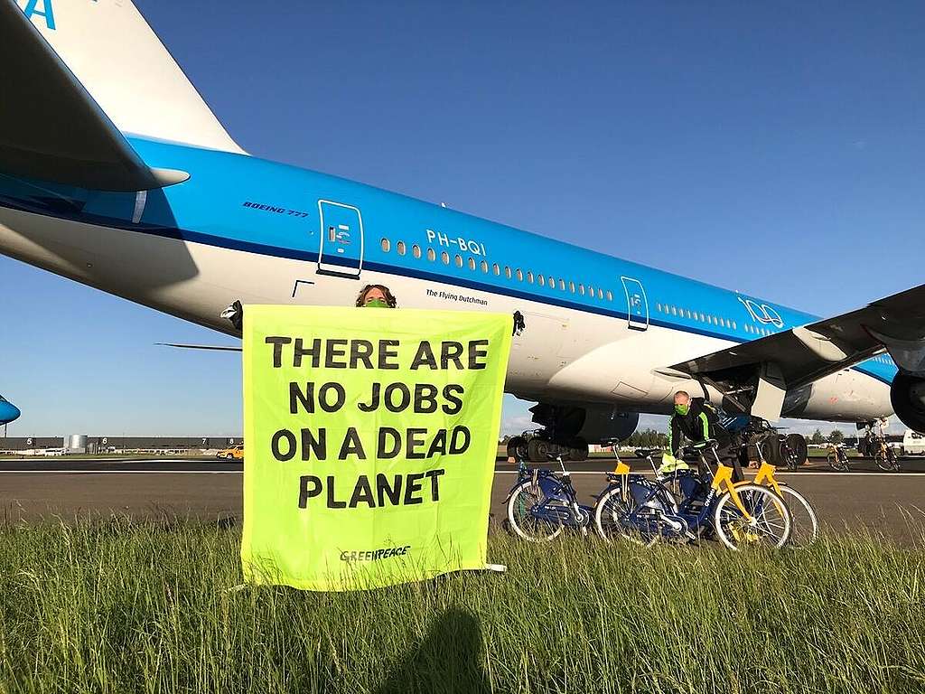 Actievoerders met spandoek op Schiphol: 'There are no jobs on a dead planet'