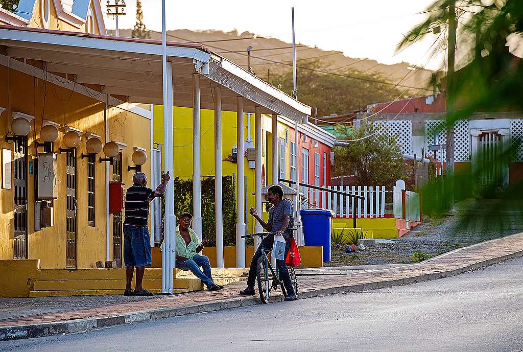 Mensen in de straten van Rincon, Bonaire, waar twee van de vijf mensen in armoede leven. De Consumentenbond start een rechtszaak. 