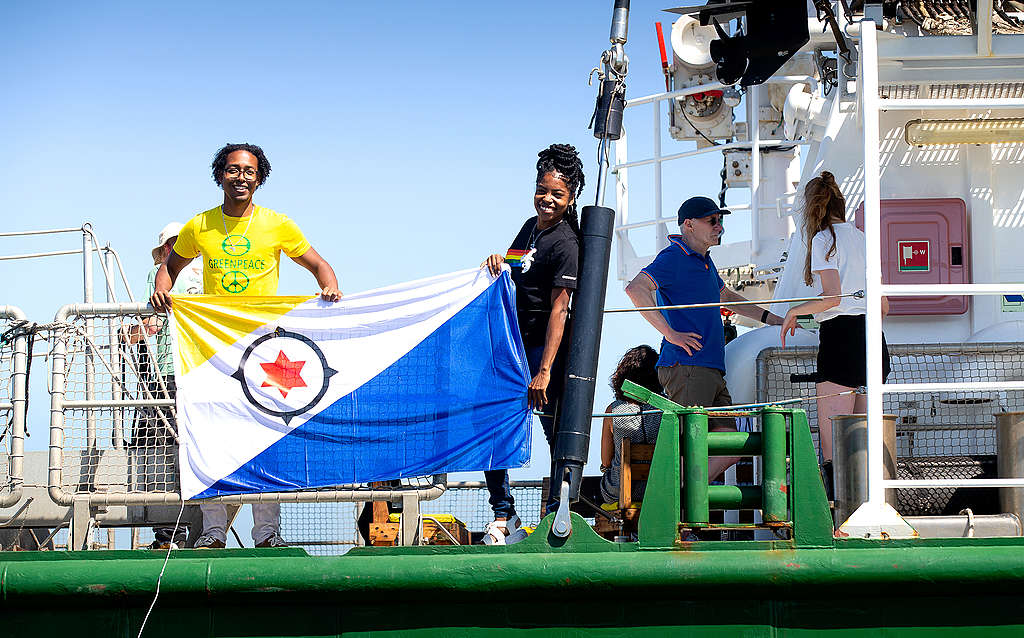 Vlag van Bonaire op schip van Greenpeace