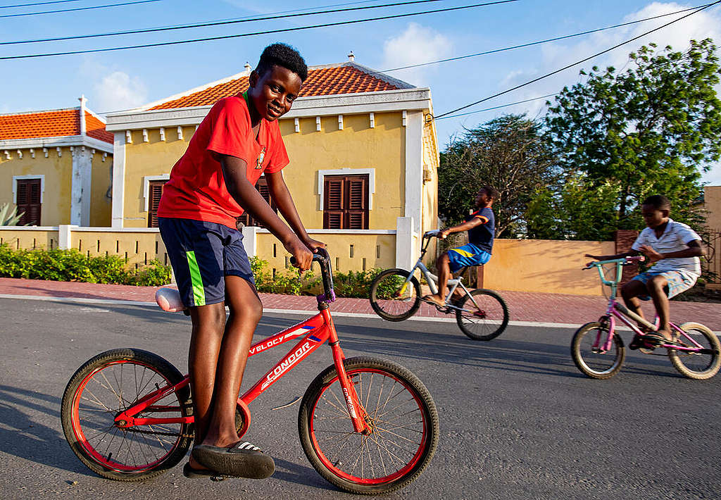 Local Kids on their Bikes on Bonaire. © Marten  van Dijl / Greenpeace