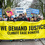 Eight people from Bonaire, together with Greenpeace Netherlands, are suing the Dutch State. Bonaire is
one of the Dutch municipalities hit hardest by climate change. They argue that their human rights are
being violated because the State is doing far too little to protect the inhabitants of the special Dutch
municipality from the effects of climate change.
Acht mensen van Bonaire klagen samen met Greenpeace Nederland de Nederlandse Staat aan.
Bonaire is een van de Nederlandse gemeenten die het hardst geraakt wordt door klimaatverandering.
Ze betogen dat hun mensenrechten geschonden worden, omdat de Staat veel te weinig doet om de
inwoners van de bijzondere Nederlandse gemeente te beschermen tegen de gevolgen van
klimaatverandering.