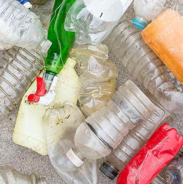 plastic flessen op het strand