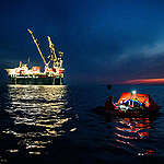 Greenpeace activists are protesting against the climate-damaging extraction of fossil natural gas around 20 kilometers northwest of the North Sea island of Borkum, where the Dutch energy company One Dyas plans to install an extraction platform today. The 18 climate activists from Germany and the Netherlands have anchored three floating platforms, while other activists in inflatable boats and kayaks are demonstrating for the protection of the Wadden Sea.  Their flags and banners bear the slogans “Gas destroyed!” and “No New Gas”. One Dyas wants to exploit the N-05A natural gas field at this location.
Gegen die klimaschädliche Förderung von fossilem Erdgas protestieren Greenpeace-Aktivist:innen rund 20 Kilometer nordwestlich der Nordseeinsel Borkum, wo der niederländische Energiekonzern One Dyas heute eine Förderplattform installieren will. Die 18 Klimaschützer:innen aus Deutschland und den Niederlanden haben drei Schwimminseln verankert, weitere Aktivist:innen demonstrieren in Schlauchbooten und Kajaks für den Schutz des Wattenmeers.  Ihre Fahnen und Banner tragen die Schriftzüge “Gas zerstört!” und “No New Gas”. One Dyas will an dieser Stelle das Erdgasfeld N-05A ausbeuten.