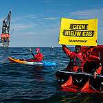 Greenpeace activists are protesting against the climate-damaging extraction of fossil natural gas around 20 kilometers northwest of the North Sea island of Borkum, where the Dutch energy company One Dyas plans to install an extraction platform today. The 18 climate activists from Germany and the Netherlands have anchored three floating platforms, while other activists in inflatable boats and kayaks are demonstrating for the protection of the Wadden Sea.  Their flags and banners bear the slogans “Gas destroyed!” and “No New Gas”. One Dyas wants to exploit the N-05A natural gas field at this location.
Gegen die klimaschädliche Förderung von fossilem Erdgas protestieren Greenpeace-Aktivist:innen rund 20 Kilometer nordwestlich der Nordseeinsel Borkum, wo der niederländische Energiekonzern One Dyas heute eine Förderplattform installieren will. Die 18 Klimaschützer:innen aus Deutschland und den Niederlanden haben drei Schwimminseln verankert, weitere Aktivist:innen demonstrieren in Schlauchbooten und Kajaks für den Schutz des Wattenmeers.  Ihre Fahnen und Banner tragen die Schriftzüge “Gas zerstört!” und “No New Gas”. One Dyas will an dieser Stelle das Erdgasfeld N-05A ausbeuten.