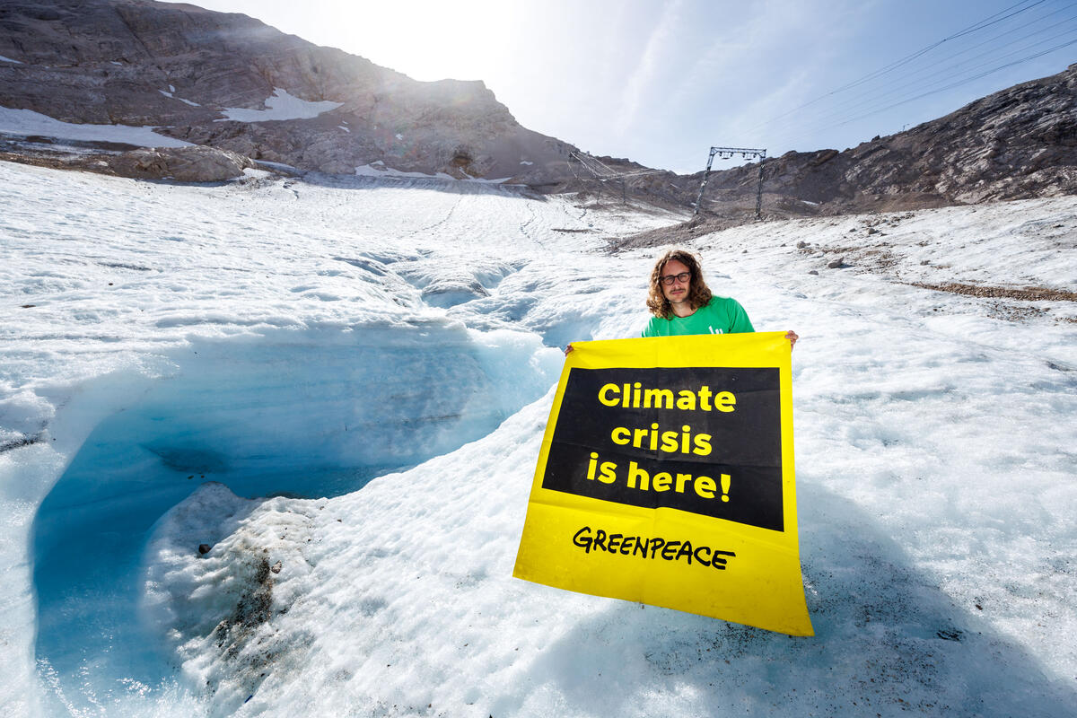 Banner Highlights High Temperatures on the Zugspitze in Germany. © Matthias Balk / Greenpeace