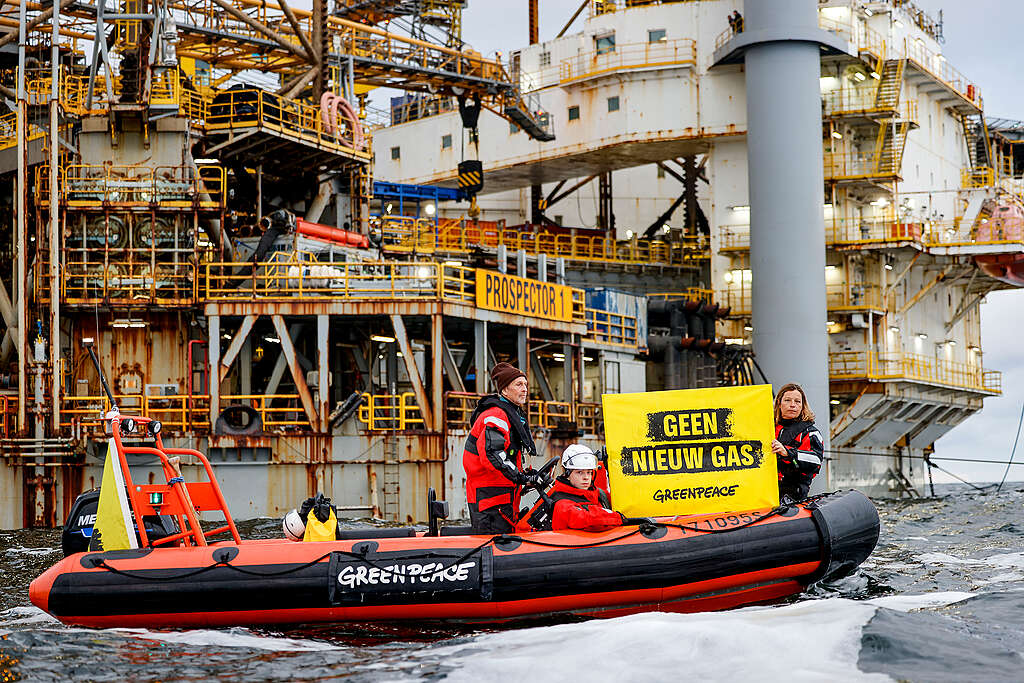 Schiermonnikoog, 4 juni 2024 – Actievoerders van Greenpeace Nederland demonstreren samen met Greenpeace Duitsland tegen nieuwe