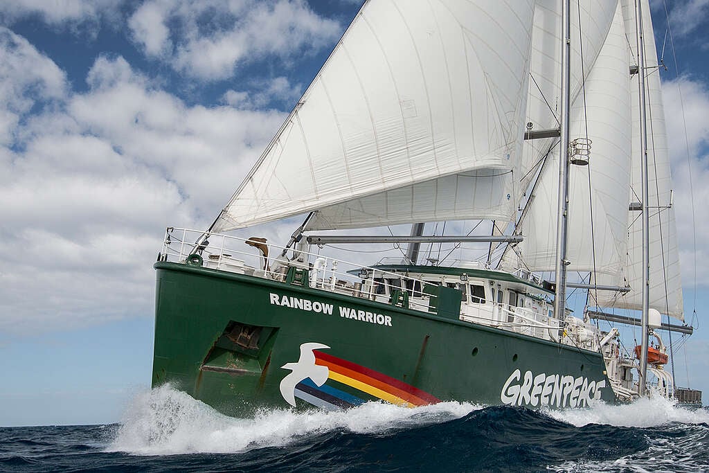 The Rainbow Warrior on the Great Barrier Reef. © Jeff Tan / Greenpeace