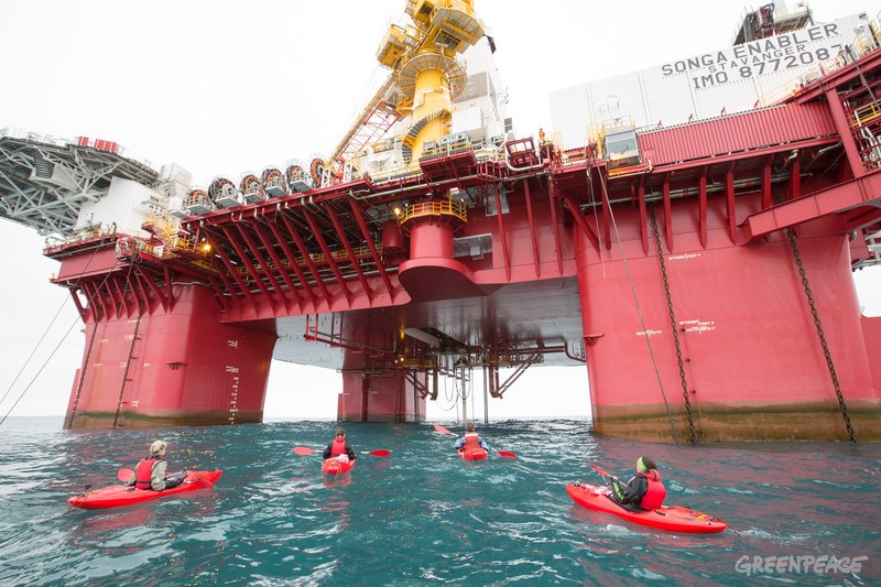 Protest mot oljeselskapet Statoil, nå Equinor, ved oljeriggen Songa Enabler, for å få selskapet til å slutte å lete etter mer olje i Arktis.