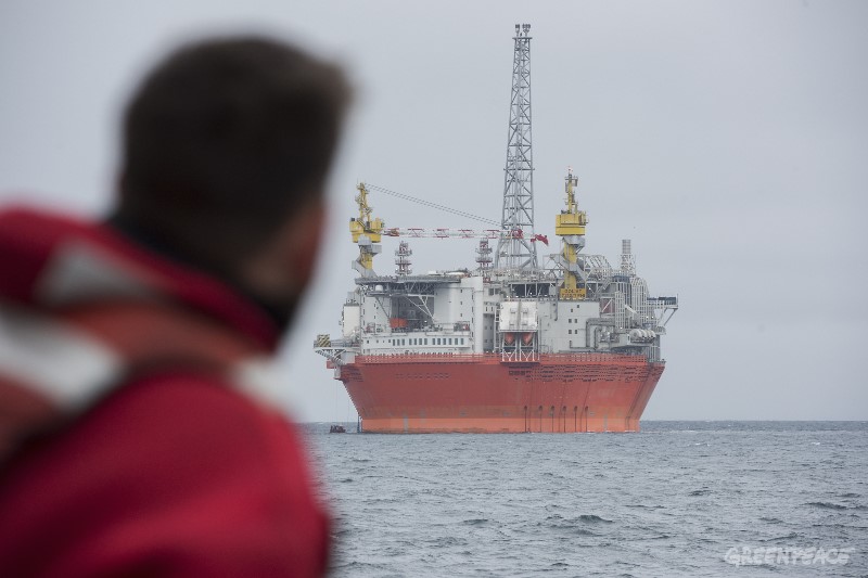 Halvard Raavand fra Greenpeace med oljeplattformen Goliath i bakgrunnen. Greenpeace og Natur og ungdom har protestert mot oljeleting i sårbare Arktis.
