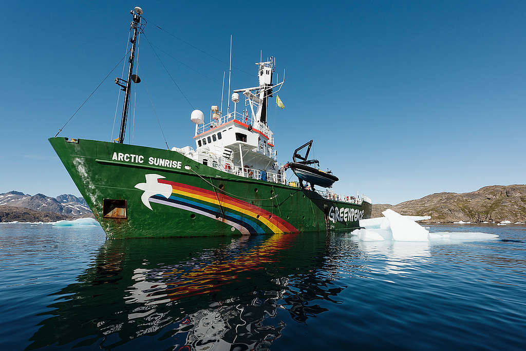 Greenpeace-skipet Arctic Sunrise i Tasiilaq, på østkysten av Grønland.