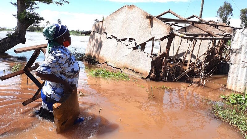 En kvinne ser på det som er igjen av hjemmet sitt etter en oversvømmelse i Kenya.
