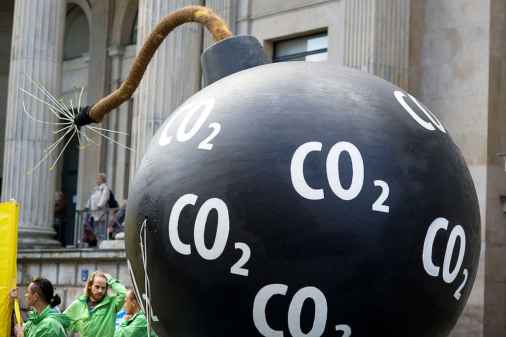 Tyske Greenpeace-aktivister protesterer mot en lov om karbonfangst i Hannover, Tyskland. 