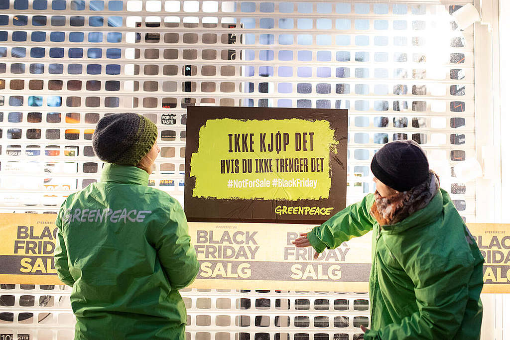 Black Friday-aksjon i Oslo i Norge. © AMANDA IVERSEN ORLICH / Greenpeace