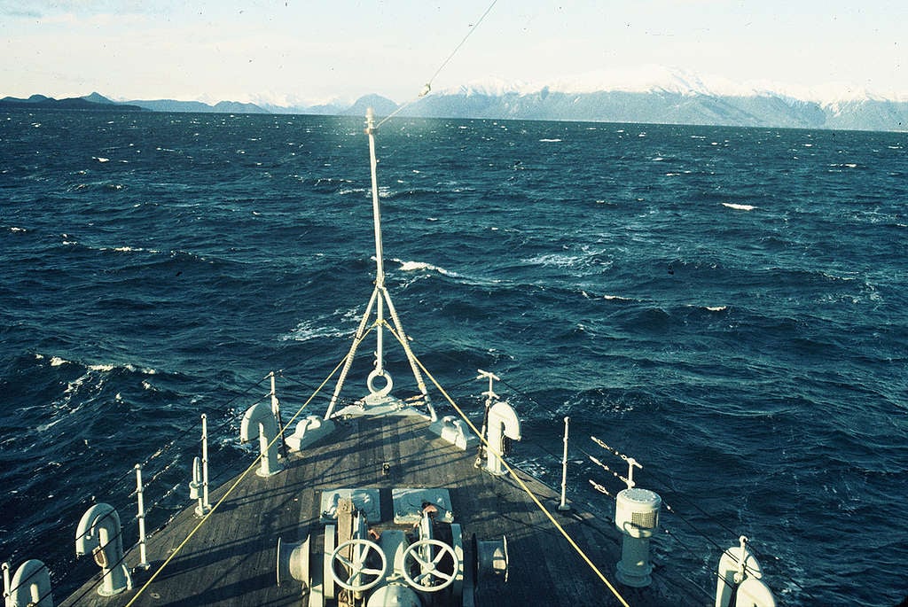 I 1971 seilte en gruppe aktivister mot øya Amchitka utenfor Alaska. Målet deres var å stoppe en atombombeprøvesprengning. 