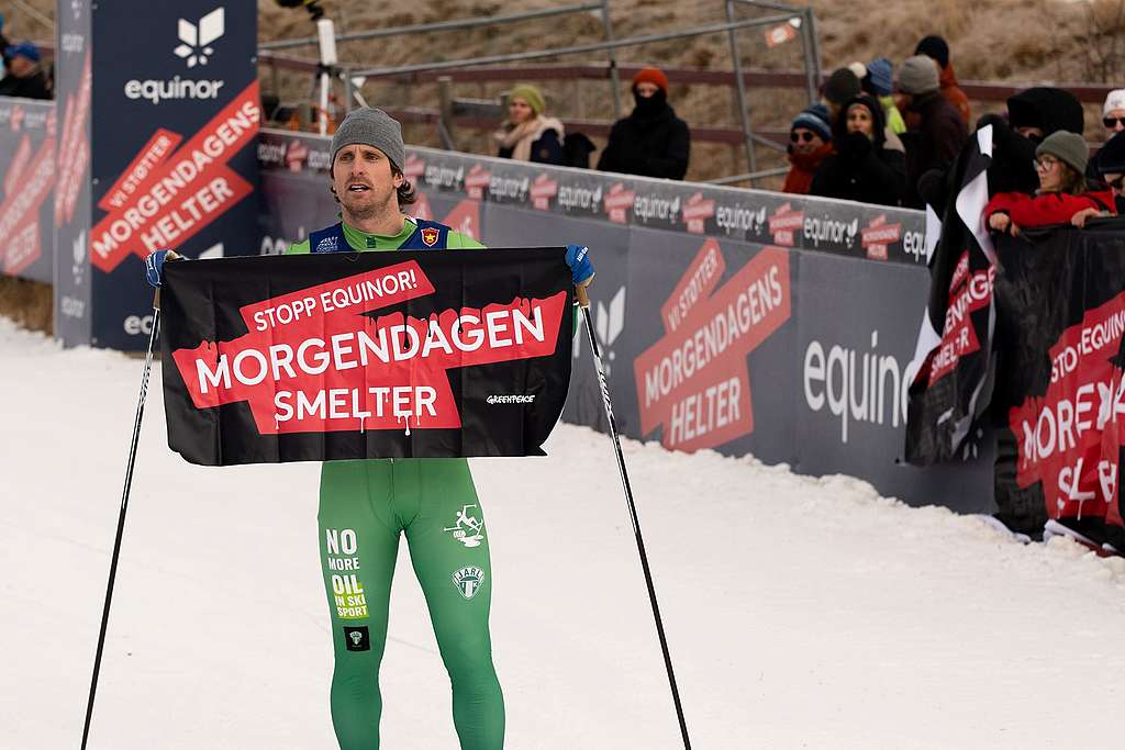 Beitostølen i november 2022: Sammen med aktivister fra Greenpeace protesterer den svenske langrennsløperen Emil Johansson Kringstad mot at Equinor sponser skisporten, såkalt sportsvasking.
