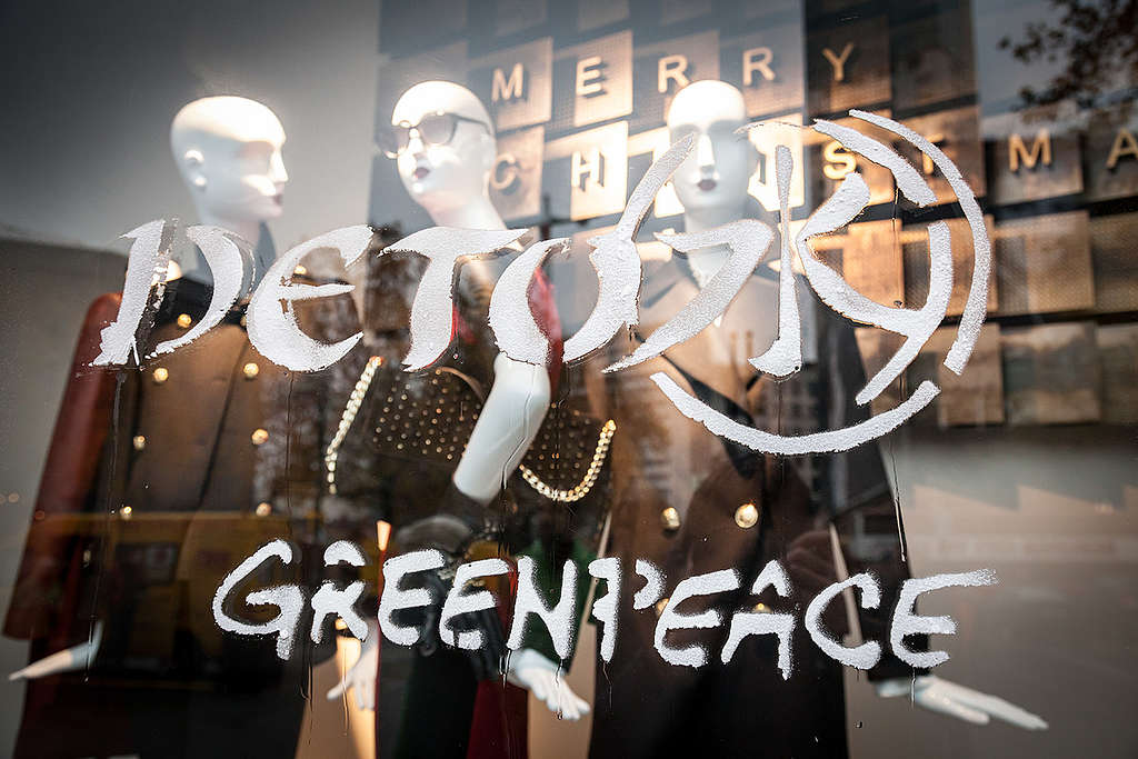 Greenpeace-frivillige har brukt snøspray til å skrive «Detox» på vinduene til en Zara-butikk i Berlin.