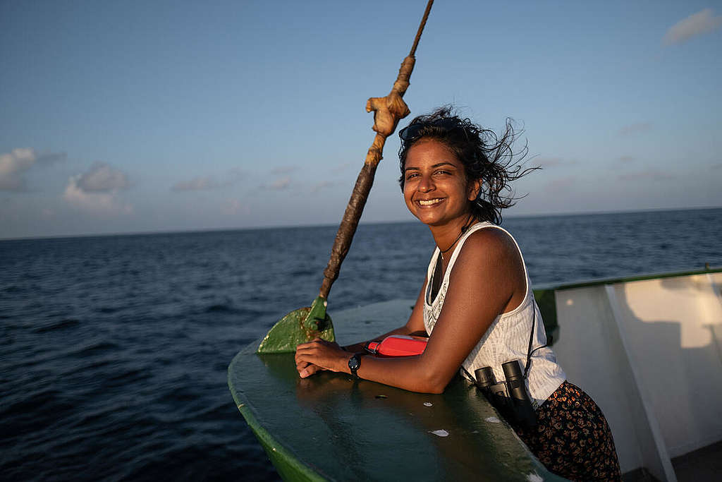 Klimaaktivist og forsker Shaama Sandooyea på Greenpeace-skipet Arctic Sunrise i Det indiske hav. © Tommy Trenchard / Greenpeace