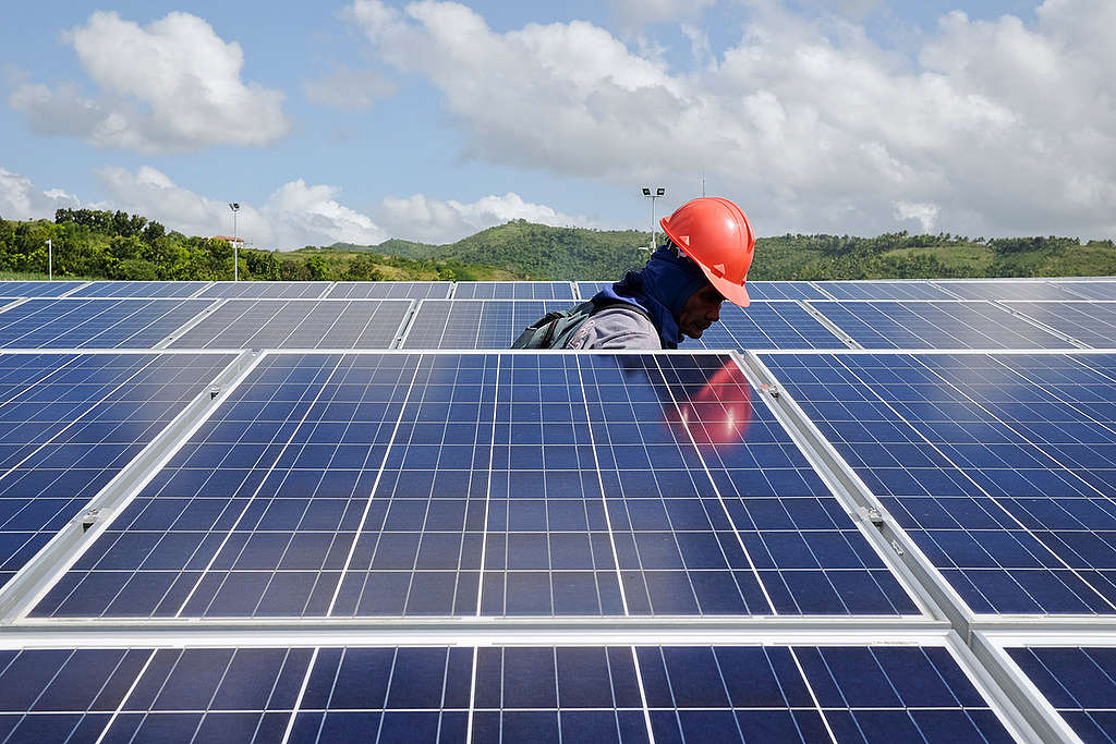 Solkraftverk in Negros Occidental på Filippinene. Den siste klimarapporten fra FNs klimapanel trekker fram sol-og vindergi som en av løsningene på klimakrisen.