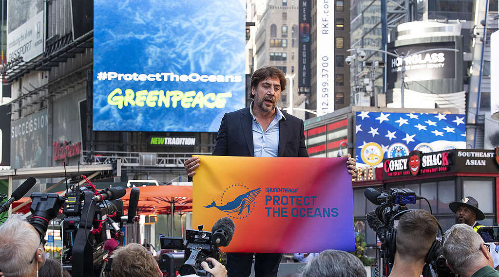 Skuespiller Javier Bardem med et banner som sier "Protect the Oceans" - "Beskytt havet" på Times Square i New York.