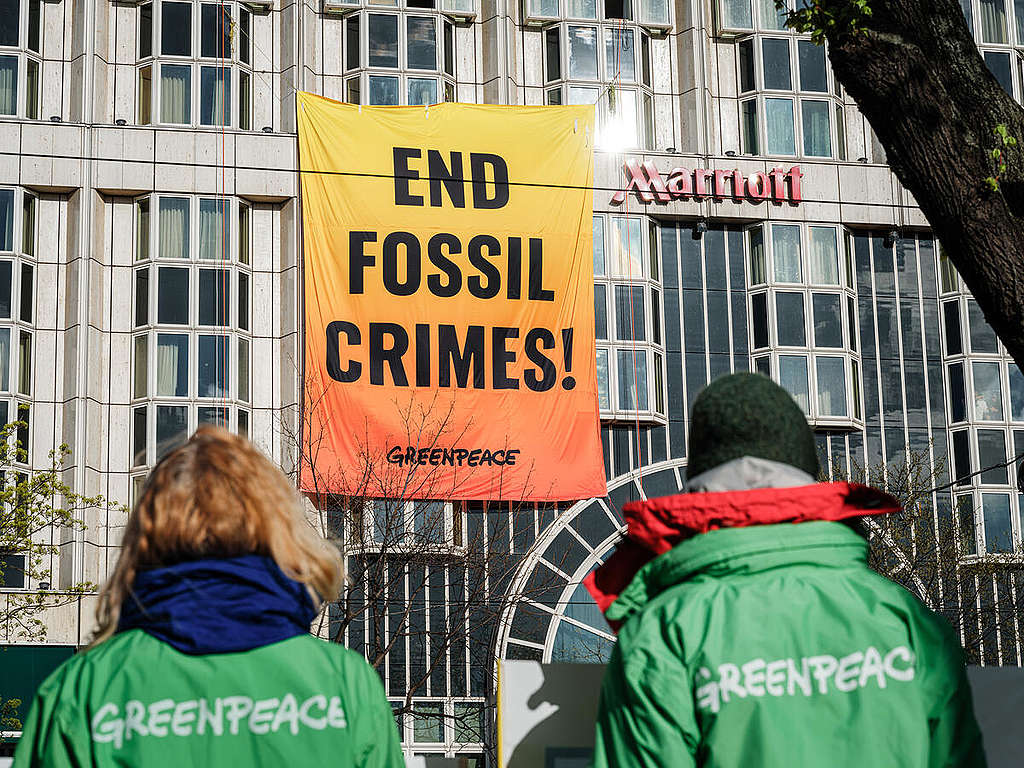 Greenpeace-banner med beskjeden 'Stop Fossil Crimes'. © Mitja  Kobal / Greenpeace