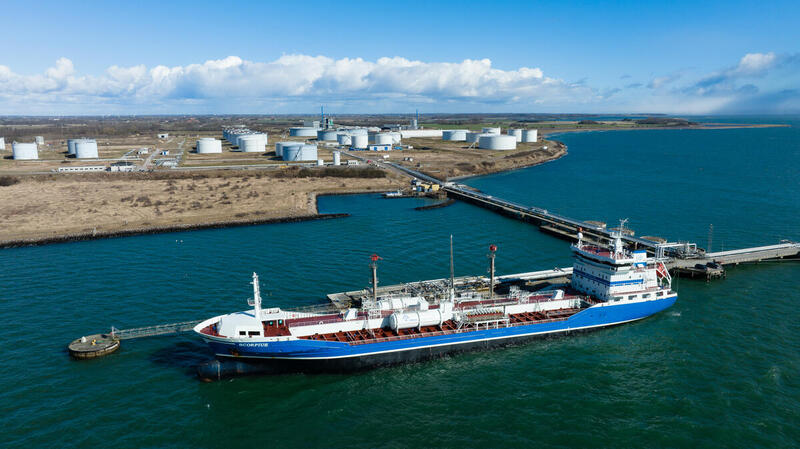 Et skip er i ferd med å overføre last med giftig avløpsvann fra norsk oljeindustri til renseanlegget RGS Nordic på Skælskør i Danmark.