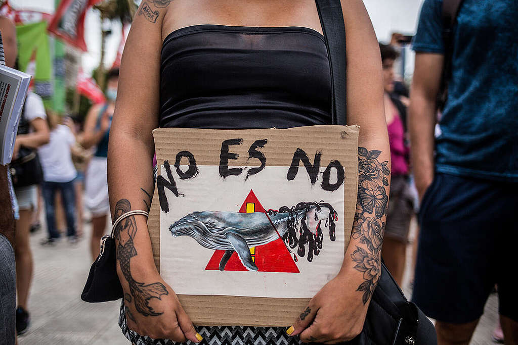 Demonstrasjon mot Equinors planer om oljeleting i Argentinahavet. © Lucía Alejandra Prieto / Greenpeace Aktivist med en plakat som sier "No es no" - "nei betyr nei".