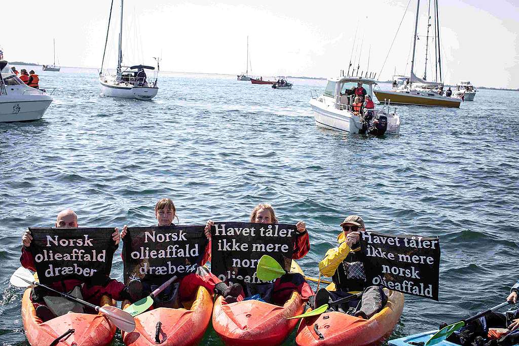 Demonstranter i kajakker ved Agersø sund. De protesterer mot Equinors dumping av giftig avfall i Danmark.