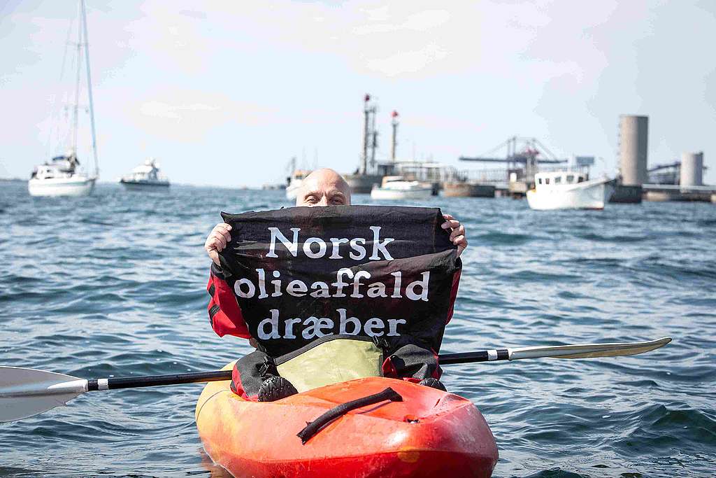 Demonstrant i kajakk ved Agersø sund. Demonstrantene protesterer mot Equinors dumping av giftig avfall i Danmark.