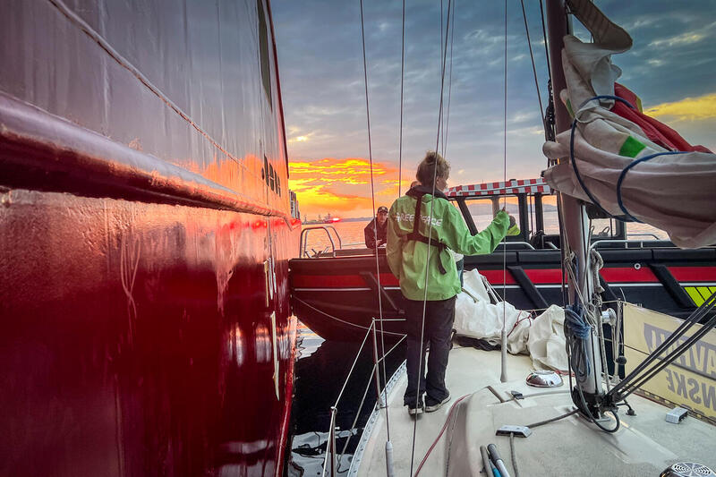 Greenpeace-aktivist om bord på seilbåten Tanker Tracker under aksjon på Mongstad mot Equinors eksport av giftig oljevann til Danmark.