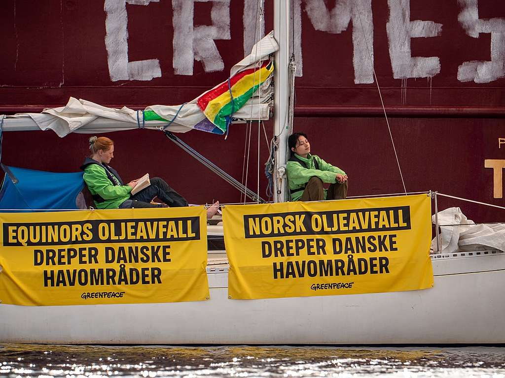 De norske aktivistene Amanda og Cinta hviler på Tanker Tracker, som er festet til kjemikalietankskipet Bothnia på Mongstad.