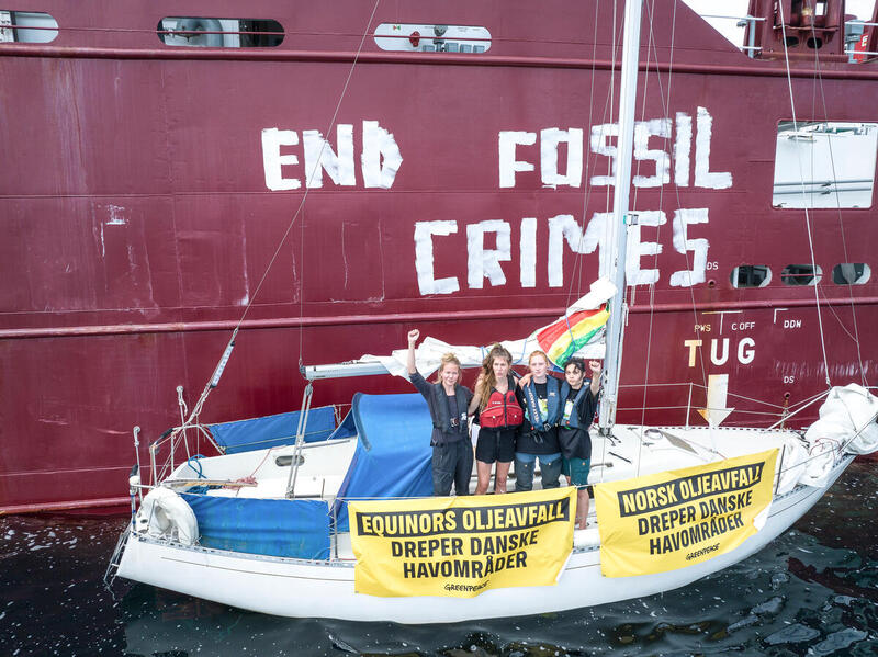 Greenpeace-aktivister om bord på Tanker Tracker har malt teksten "End Fossil Crimes" på siden av kjemikalietankskipet Bothnia på Mongstad.