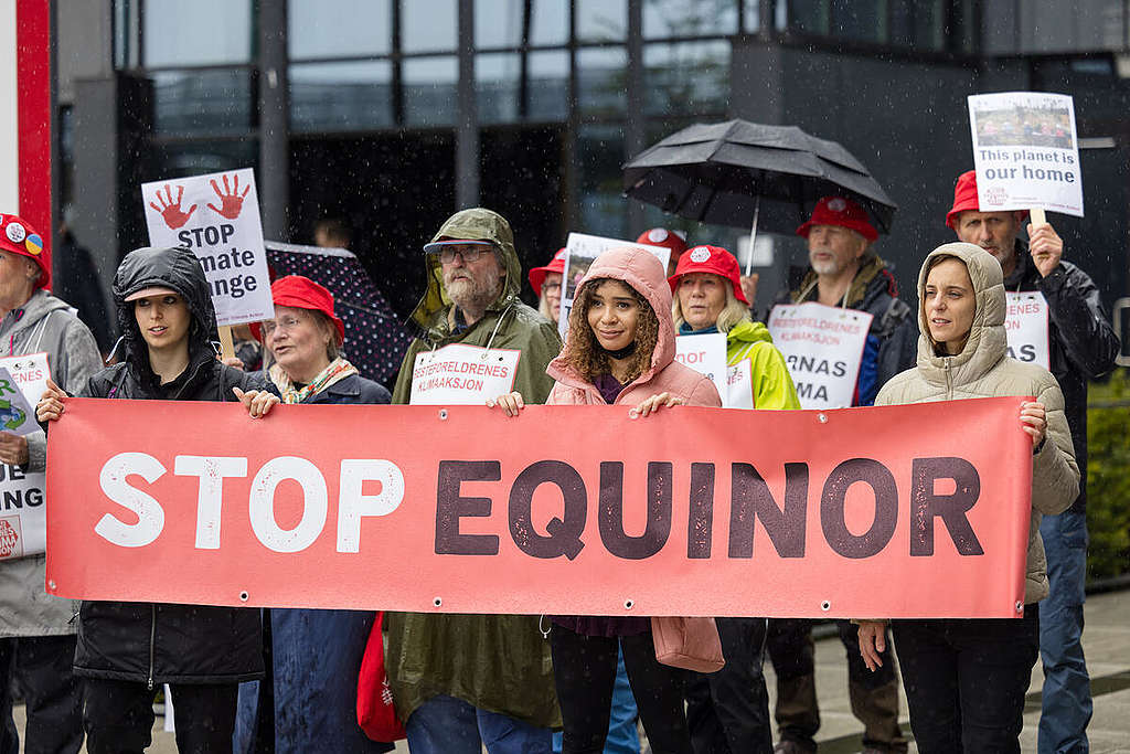 Protest under Equinors generalforsamling 2023. Banneret sier: "Stop Equinor".