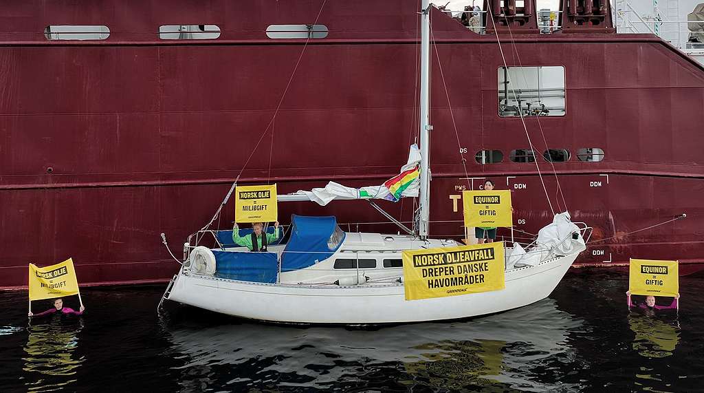 Fire aktivister fra Greenpeace Norden har søndag kveld gått til fredelig aksjon mot et tankskip som frakter giftig avfall for Equinor. 